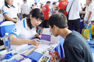 Ngày hội tư vấn tuyển sinh - hướng nghiệp năm 2026 tại Thành phố Hồ Chí Minh thu hút đông đảo sự tham gia của học sinh. (Ảnh TTXVN)