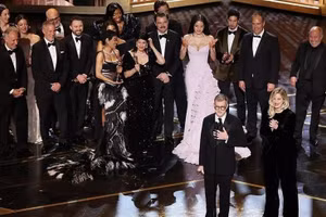 Đạo diễn Paul Thomas Anderson cùng cả ê-kíp “One Battle After Another” nhận giải Phim hay nhất tại Lễ trao giải Oscar lần thứ 98.