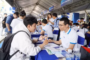 Với người trẻ mới bước vào thị trường lao động, thách thức lớn nhất không hẳn là thiếu cơ hội, mà là cạnh tranh trong bối cảnh chuẩn đầu vào đang cao hơn.