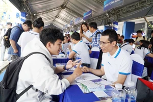 Với người trẻ mới bước vào thị trường lao động, thách thức lớn nhất không hẳn là thiếu cơ hội, mà là cạnh tranh trong bối cảnh chuẩn đầu vào đang cao hơn.