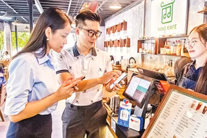 Đẩy mạnh thanh toán không dùng tiền mặt giúp minh bạch hóa dòng tiền, giảm thất thu thuế, đồng thời bảo đảm an toàn tài chính cho người dân cũng như nền kinh tế. Ảnh: THÀNH ĐẠT