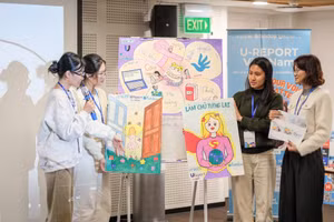 Thế hệ thanh niên chủ động, thích ứng nhanh, nhưng cũng nhạy cảm và dễ rơi vào khủng hoảng nếu thiếu định hướng. (Ảnh UNICEF Việt Nam)