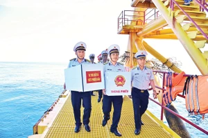 Tổ Bầu cử sớm của Vùng 2 Hải quân (khu vực bầu cử số 5, xã Long Sơn, Thành phố Hồ Chí Minh) mang thùng phiếu và vật tư trang bị lên nhà giàn DK1/9. (Ảnh Văn Đường) 