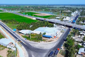 Ngân sách nhà nước sẽ đóng vai trò “vốn mồi”, tập trung đầu tư vào các lĩnh vực có tính lan tỏa cao, tạo điều kiện để khu vực tư nhân tham gia đầu tư. (Trong ảnh: Đường dẫn nút giao IC5 vào cao tốc Cần Thơ-Cà Mau).