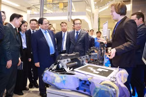 Thủ tướng Phạm Minh Chính xem sản phẩm nghiên cứu của sinh viên Đại học Nghiên cứu Công nghệ Quốc gia MISIS. Ảnh: TTXVN