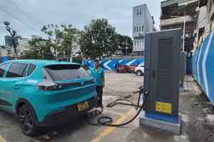 Việc quy hoạch, bố trí trạm sạc hợp lý, bài bản sẽ góp phần khuyến khích người dân, doanh nghiệp chuyển đổi phương tiện. (Ảnh VĂN HỌC)