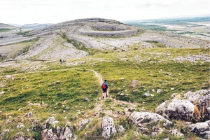 Đi bộ đường dài qua những cảnh quan đá vôi là hoạt động nổi tiếng nhất ở Burren.