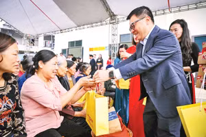 Đồng chí Lê Quốc Minh trao quà cho gia đình chính sách, người nghèo tại xã Kim Phượng (Thái Nguyên).