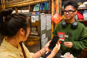 Phần lớn người trẻ lựa chọn các phương thức thanh toán không dùng tiền mặt. (Ảnh BẢO LONG)