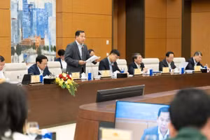 Tổng Thư ký Quốc hội Lê Quang Mạnh báo cáo tại Hội nghị trực tuyến toàn quốc công tác bầu cử đại biểu Quốc hội và Hội đồng nhân dân các cấp 2026-2031. (Ảnh Giang Hương)