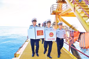 Tổ Bầu cử sớm của Vùng 2 Hải quân (khu vực bầu cử số 5, xã Long Sơn, Thành phố Hồ Chí Minh) mang thùng phiếu và vật tư trang bị lên nhà giàn DK1/9. (Ảnh Văn Đường) 