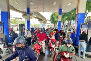 Với việc chủ động lên kịch bản ứng phó kịp thời, hiện tại, Nhà nước và các doanh nghiệp đầu mối cơ bản bảo đảm nguồn cung ổn định, đáp ứng nhu cầu xã hội về xăng dầu. (Ảnh Văn Hiệp)
