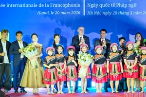 Các đại biểu trong nước và quốc tế tặng hoa các nghệ sĩ tại lễ kỷ niệm.