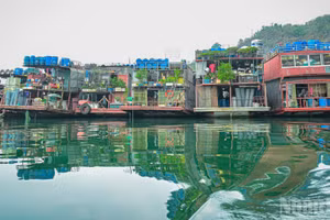 Những chiếc tàu buôn ngược dòng sông Đà phải đủ điều kiện đăng kiểm, bảo đảm an toàn trên hành trình suốt 10 phiên chợ, qua 7 ngày đêm. (Ảnh: BẢO LONG)