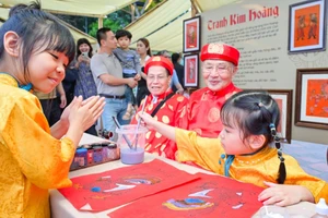 Các em nhỏ học làm tranh Kim Hoàng bên các nghệ nhân truyền thống.