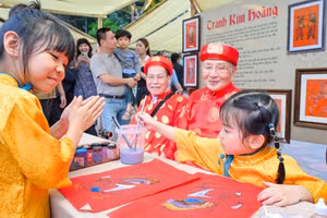 Các em nhỏ học làm tranh Kim Hoàng bên các nghệ nhân truyền thống.