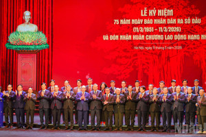 Tổng Bí thư Tô Lâm cùng các đồng chí lãnh đạo, nguyên lãnh đạo Đảng, Nhà nước chụp hình lưu niệm cùng lãnh đạo Báo Nhân Dân qua các thời kỳ.