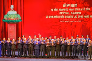 Tổng Bí thư Tô Lâm cùng các đồng chí lãnh đạo, nguyên lãnh đạo Đảng, Nhà nước chụp hình lưu niệm cùng lãnh đạo Báo Nhân Dân qua các thời kỳ.