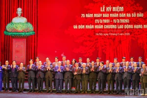 Tổng Bí thư Tô Lâm cùng các đồng chí lãnh đạo, nguyên lãnh đạo Đảng, Nhà nước chụp hình lưu niệm cùng lãnh đạo Báo Nhân Dân qua các thời kỳ.