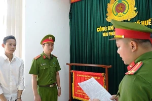 Văn phòng Cơ quan Cảnh sát điều tra đọc lệnh khởi tố vụ án, khởi tố bị can bắt tạm giam đối với Nguyễn Kim Tuấn.