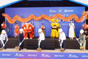 Lãnh đạo Ủy ban nhân dân thành phố Huế cùng các đại biểu thực hiện nghi thức động thổ Dự án nhà ở xã hội Eco Hill tại Bàu Vá.