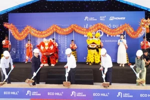 Lãnh đạo Ủy ban nhân dân thành phố Huế cùng các đại biểu thực hiện nghi thức động thổ Dự án nhà ở xã hội Eco Hill tại Bàu Vá.