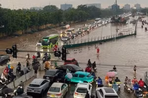 Mưa lớn ngày 31/7 gây ngập sâu tại đường Đàm Quang Trung, phường Long Biên. (Ảnh: Quang Minh)