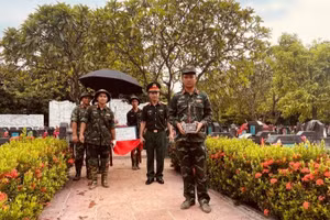 Các cán bộ, chiến sĩ chuẩn bị thủ tục lấy mẫu hài cốt liệt sĩ tại Nghĩa trang Mai Dịch. (Ảnh: Đắc Sơn)