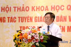 Đồng chí Nguyễn Trọng Nghĩa phát biểu kết luận hội thảo. 