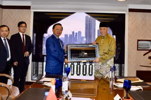 Phó Thủ tướng Trần Hồng Hà gặp, làm việc với Phó Thủ tướng Malaysia Ahmad Zahid Hamidi. (Ảnh: VGP)