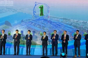 Các đồng chí lãnh đạo tỉnh Hà Tĩnh và chủ đầu tư thực hiện nghi thức khánh thành Tổ máy số 1.