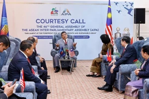 Chủ tịch Hạ viện Malaysia Tan Sri Dato’ Johari bin Abdul tiếp các Trưởng đoàn tham dự AIPA-46. (Ảnh: TTXVN)