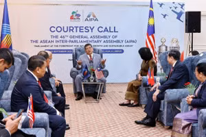 Chủ tịch Hạ viện Malaysia Tan Sri Dato’ Johari bin Abdul tiếp các Trưởng đoàn tham dự AIPA-46. (Ảnh: TTXVN)