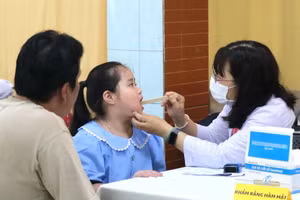 Khám sức khỏe định kỳ cho học sinh, sinh viên là hoạt động được Thành phố Hồ Chí Minh duy trì nhiều năm qua quản lý sức khỏe lâu dài.