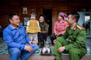 Tuyên truyền, phổ biến pháp luật cho bà con dân bản tại xã Nậm Kè (Điện Biên). Ảnh: Thành Đạt