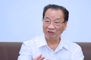 GS, TS Phùng Hữu Phú, nguyên Ủy viên Trung ương Đảng, nguyên Phó Chủ tịch Thường trực Hội đồng Lý luận Trung ương.