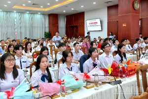 Đông đảo thầy cô giáo, phụ huynh và học sinh tham dự tại lễ tuyên dương.