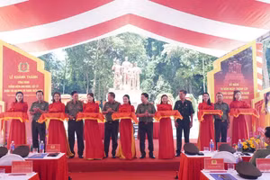 Các đại biểu thực hiện nghi thức cắt băng khánh thành công trình. 
