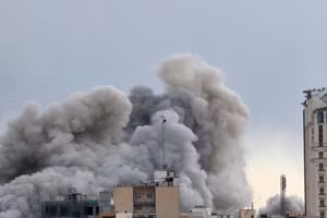 Khói bốc lên sau cuộc không kích vào Tehran (Iran) tháng 3/2026. Ảnh | Mohsen Ganji/AP