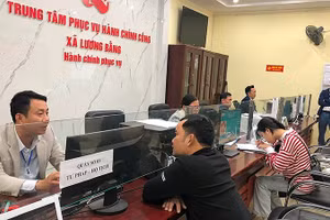 Cán bộ Trung tâm phục vụ hành chính công xã Lương Bằng (Hưng Yên) giải quyết thủ tục hành chính phục vụ người dân.