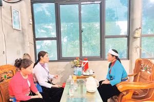 Chị Bùi Thị Phịnh (bên phải) chia sẻ kinh nghiệm với bà con. Ảnh: Vân Sơn