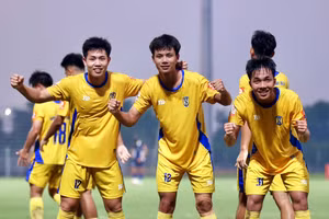 Niềm vui của các cầu thủ U21 SLNA với chức vô địch toàn quốc. Ảnh: VFF