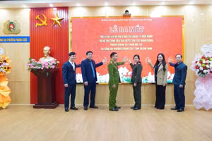 Công an phường Phong Cốc ra mắt mô hình “Ứng dụng Trợ lý AI trong hỗ trợ, hướng dẫn thủ tục hành chính và tuyên truyền pháp luật”.