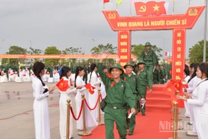 Thanh niên Đồng Tháp lên đường nhập ngũ sáng 5/3.