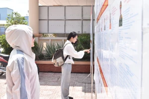 Cử tri xem danh sách và tiểu sử ứng cử viên đại biểu Quốc hội khóa XVI, nhiệm kỳ 2026-2031. 