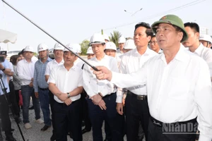 Bộ trưởng Xây dựng Trần Hồng Minh kiểm tra tiến độ Dự án mở rộng cao tốc Thành phố Hồ Chí Minh-Trung Lương-Mỹ Thuận.