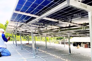 Lắp đặt điện năng lượng mặt trời là một trong những giải pháp chuyển đổi năng lượng xanh, đáp ứng nhu cầu phát triển tại nhiều doanh nghiệp, hộ gia đình.