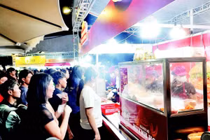 Người dân xếp hàng mua bánh mì tại Lễ hội bánh mì Việt Nam lần 4 (Ảnh MẠNH HẢO)