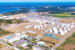 Nhà máy Lọc dầu Dung Quất hoạt động ở công suất cao, nhằm cung ứng nhiên liệu cho thị trường.