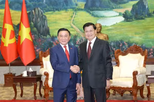 Thường trực Ban Bí thư Trần Cẩm Tú hội kiến Tổng Bí thư, Chủ tịch nước Lào Thongloun Sisoulith. (Ảnh: TTXVN)